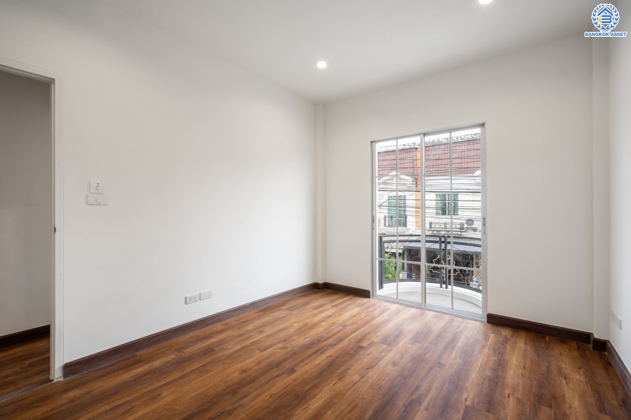 บ้านมือสองตกแต่งใหม่ ม.เดอะวิลล่า ราชพฤกษ์-ท่าอิฐ หลังมุม แบรนด์ Property Perfect โซนต้นโครงการ เดินทางสะดวก เนื้อที่ 23.9 ตร.ว. ฟังก์ชัน 3 ห้องนอน 2 ห้องน้ำ จอดรถได้ 1 คัน บนทำเลเชื่อมต่อทั้ง ถ.รัตนาธิเบศร์ และถ.ราชพฤกษ์ และเพียง 10 นาทีถึงรถไฟฟ้า "สถานีบางรักน้อยท่าอิฐ"...